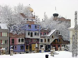 Eine Winteraufnahme auf die bunte Fassade des Hundertwasserhaus