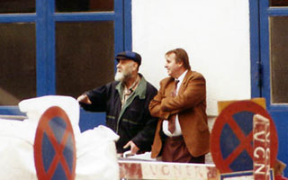 Klaus Kalke sen. in the middle of a discussion with F. Hundertwasser