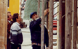 Klaus Kalke sen. in the middle of a discussion with F. Hundertwasser