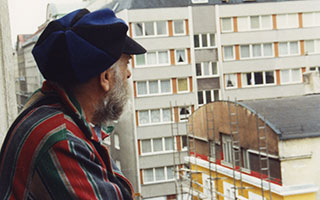 F. Hundertwasser war oft auf der Baustelle zu finden und legte auch selbst Hand an, um seine Ideen zu realisieren.