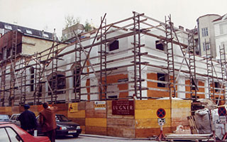 F. Hundertwasser war oft auf der Baustelle zu finden und legte auch selbst Hand an, um seine Ideen zu realisieren.