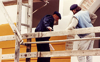 F. Hundertwasser war oft auf der Baustelle zu finden und legte auch selbst Hand an, um seine Ideen zu realisieren.